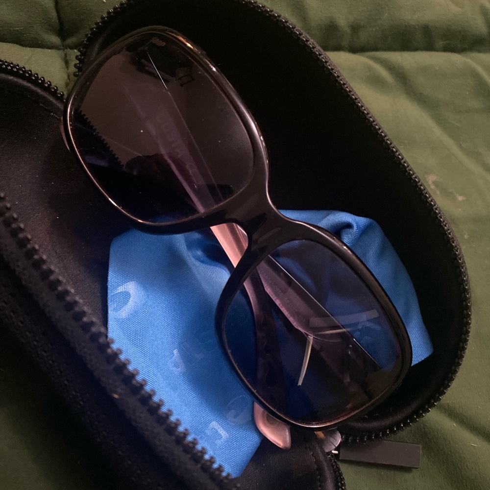 Basically new costas shiny black hibiscus with grey polarized lenses